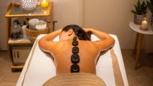 Massaggio hot stone con pietre di sale